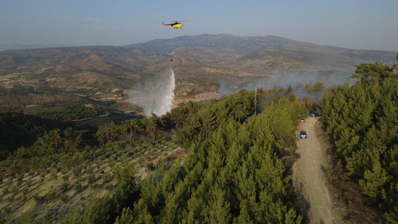 Manisa'nın Demirci ilçesinde ormanlık alanda çıkan yangın kontrol altına alındı.