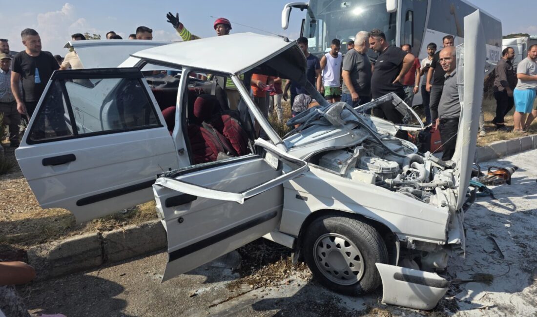 Manisa'nın Kula ilçesinde yolcu otobüsü ile otomobilin çarpışması sonucu sürücü