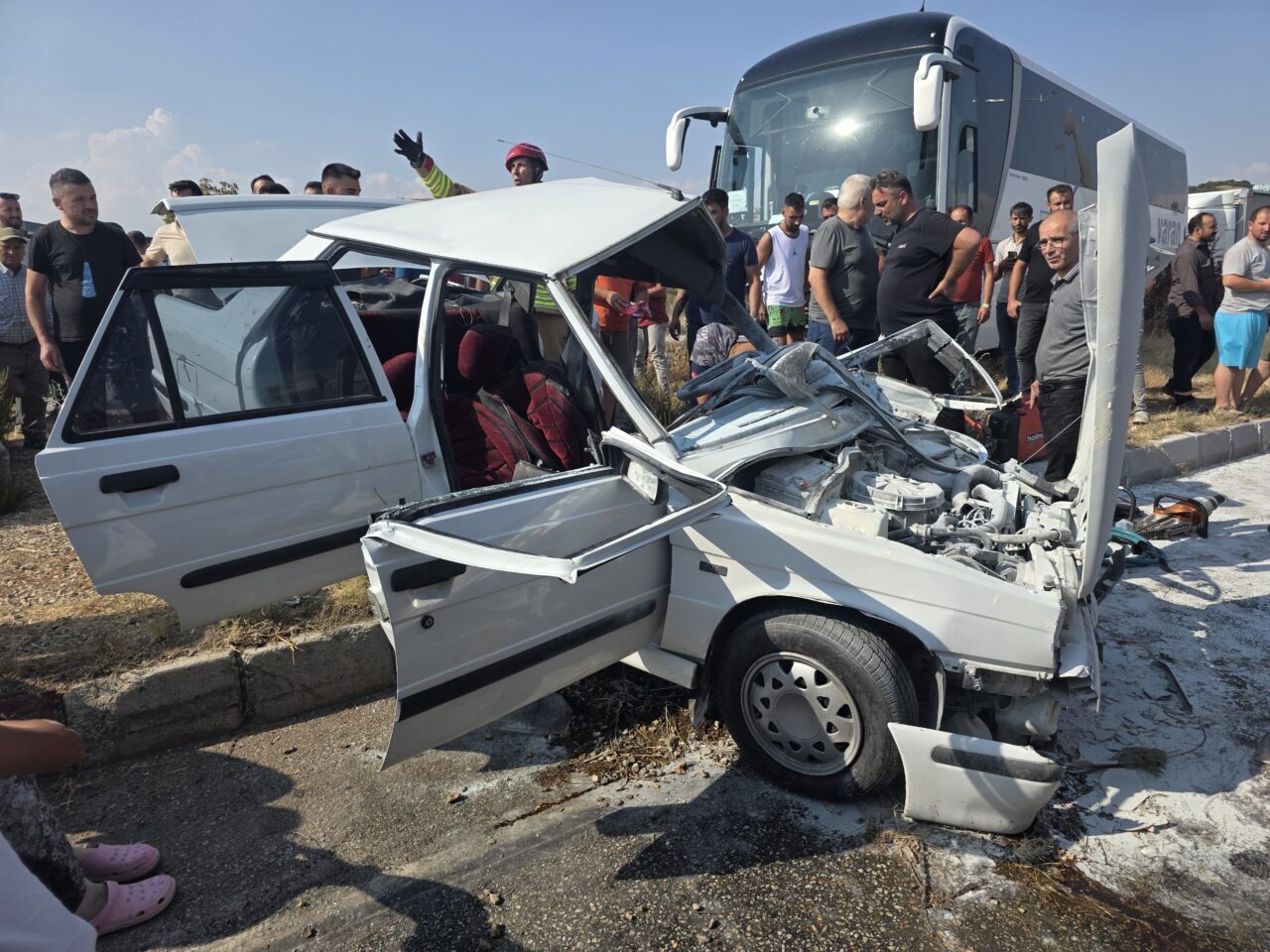 Manisa'nın Kula ilçesinde yolcu otobüsü ile otomobilin çarpışması sonucu sürücü