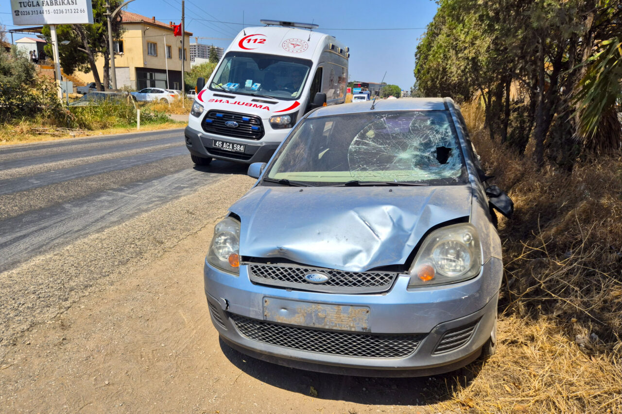 Manisa'nın Turgutlu ilçesinde otomobilin çarptığı kişi hastanede tedavi altına alındı.