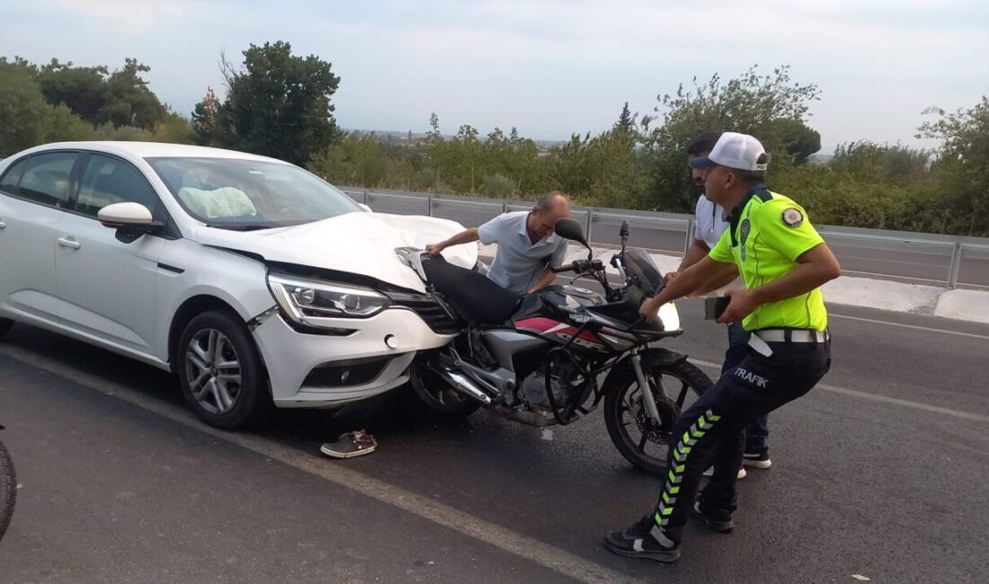 Manisa'nın Şehzadeler ilçesinde otomobilin çarptığı motosikletteki baba ile 9 ve