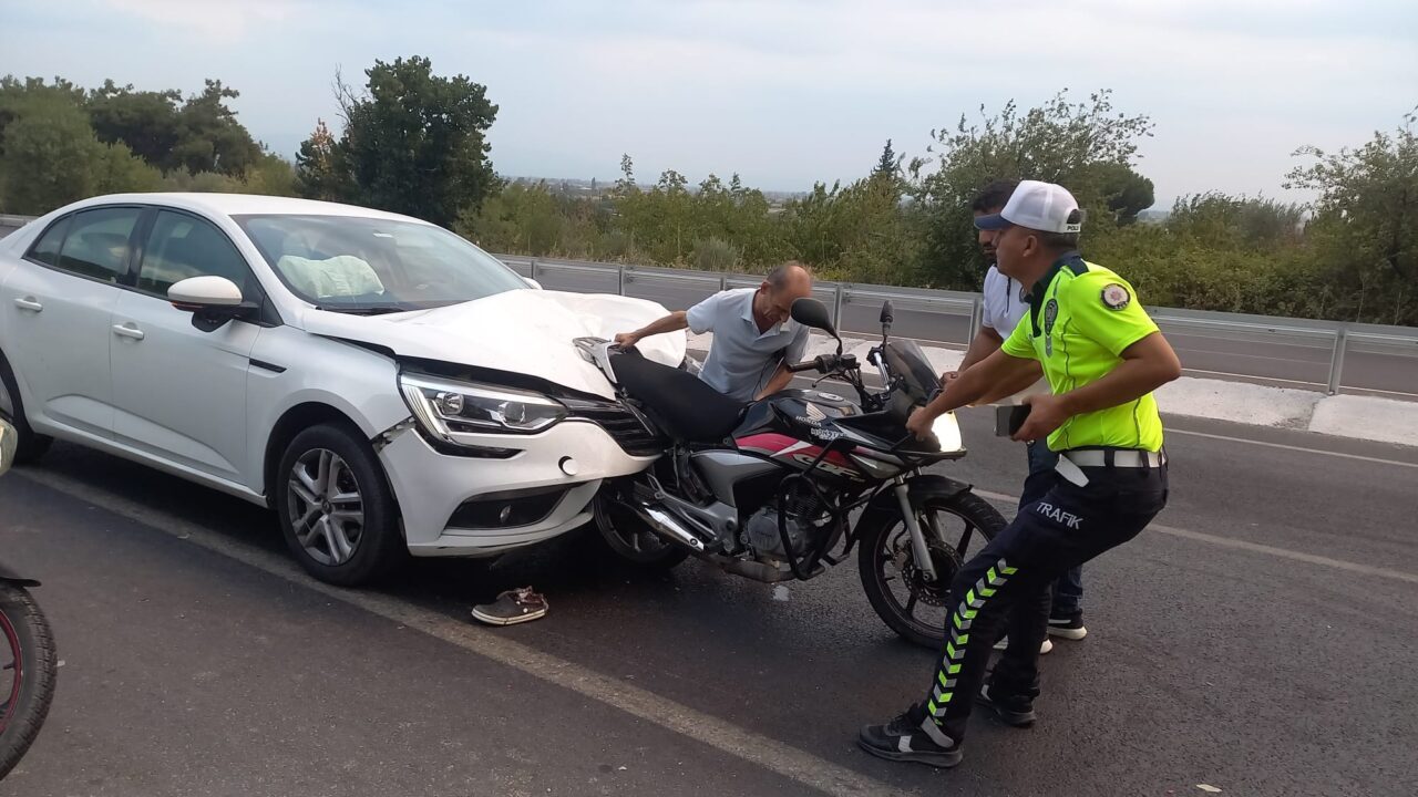 Manisa'nın Şehzadeler ilçesinde otomobilin çarptığı motosikletteki baba ile 9 ve