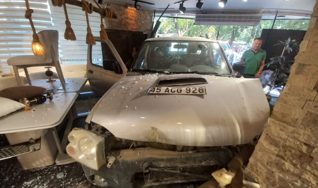 Manisa’nın Şehzadeler ilçesinde kontrolden çıkan bir pikap, önce bir otomobile