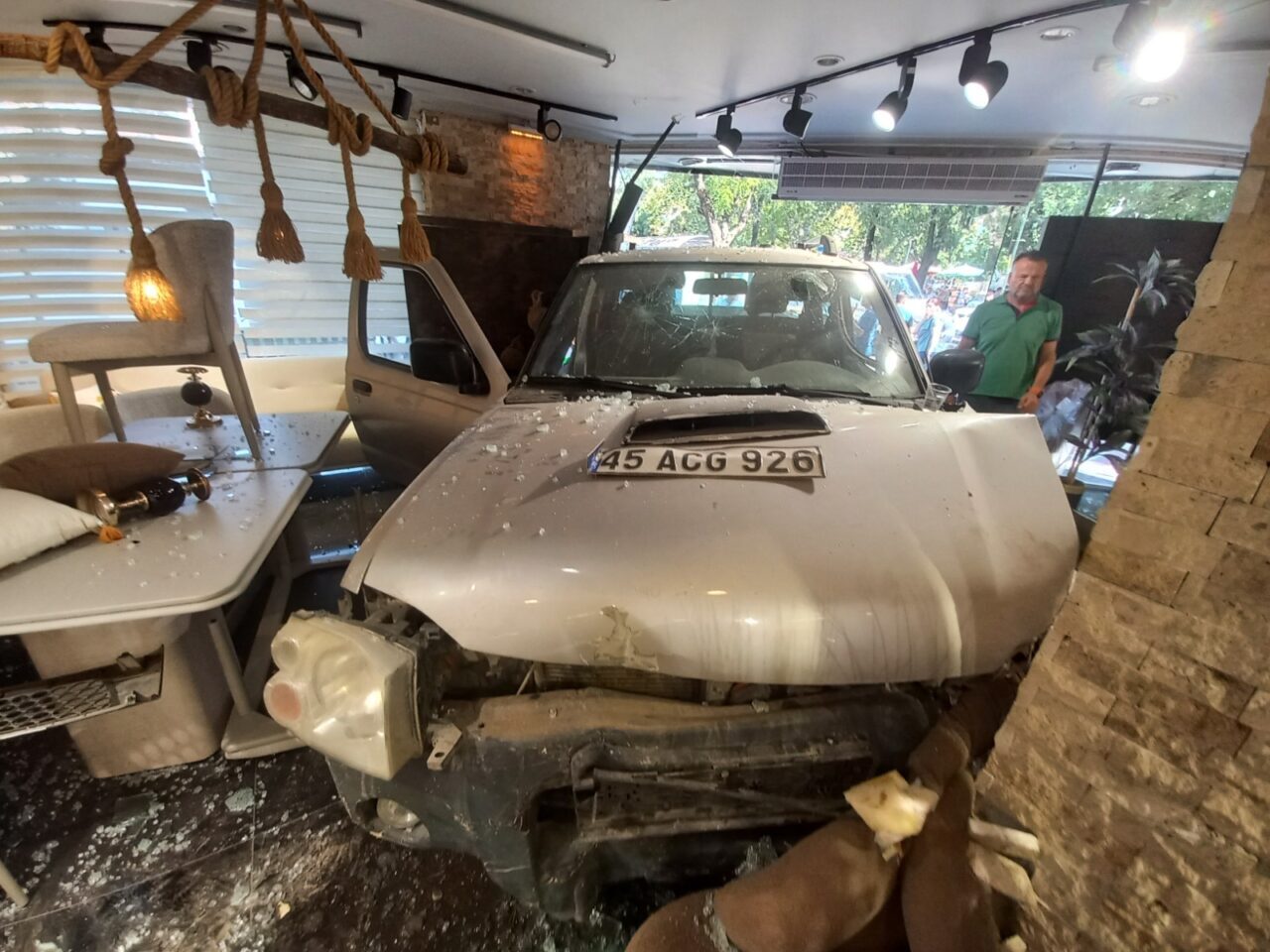 Manisa’nın Şehzadeler ilçesinde kontrolden çıkan bir pikap, önce bir otomobile