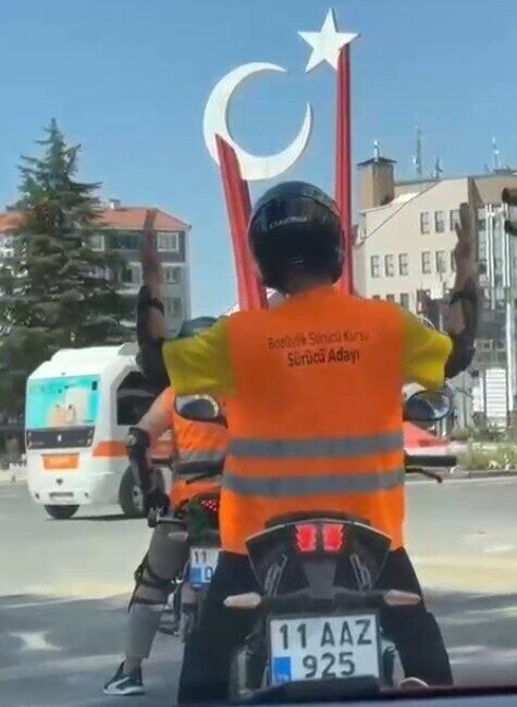 Bilecik’te bir motosiklet sürücüsünün arkasındaki otomobilden çalan müzik eşliğinde dans