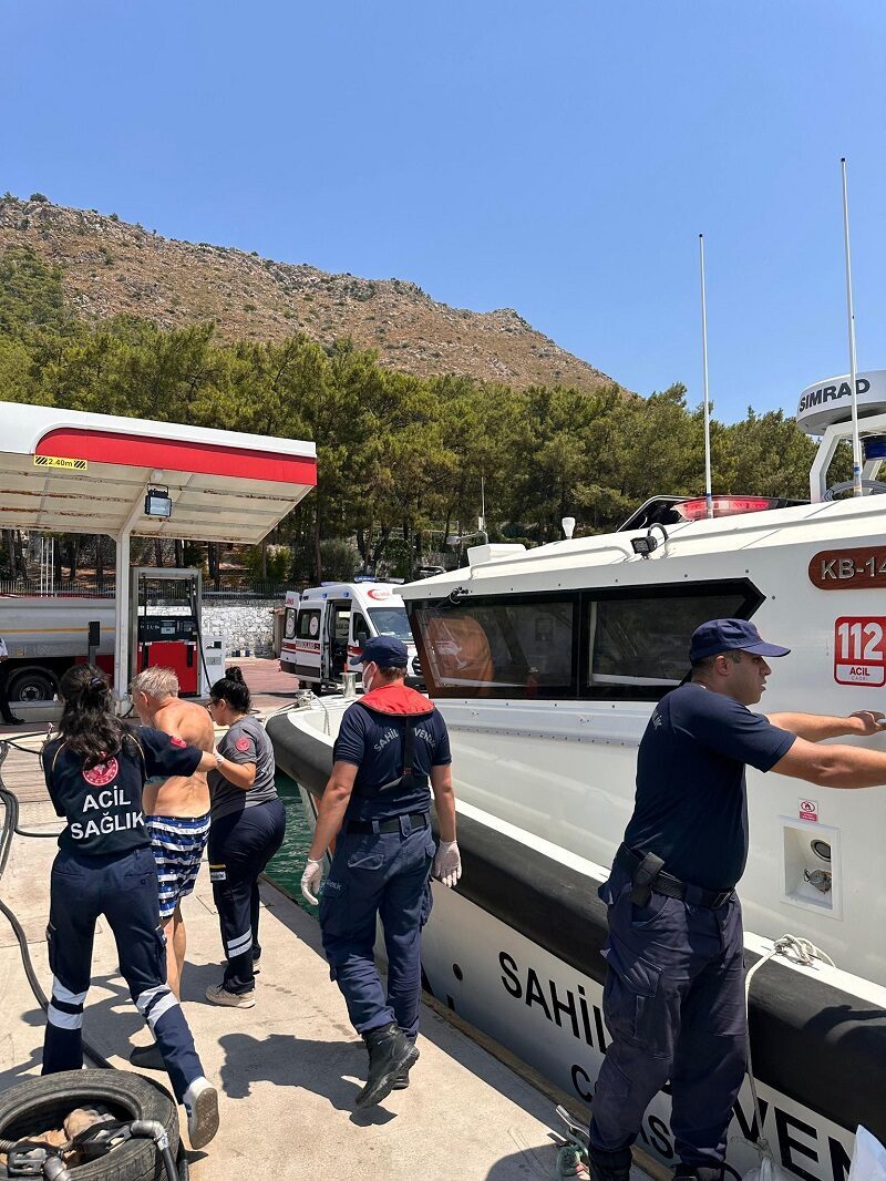 Muğla'nın Fethiye ve Marmaris ilçeleri açıklarında, gezi teknelerinde ani sağlık