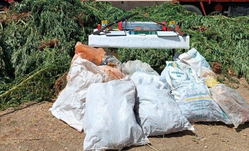 Muğla’nın Köyceğiz ilçesi Karaçam Mahallesi’nde düzenlenen operasyonda uyuşturucu ve tarihi