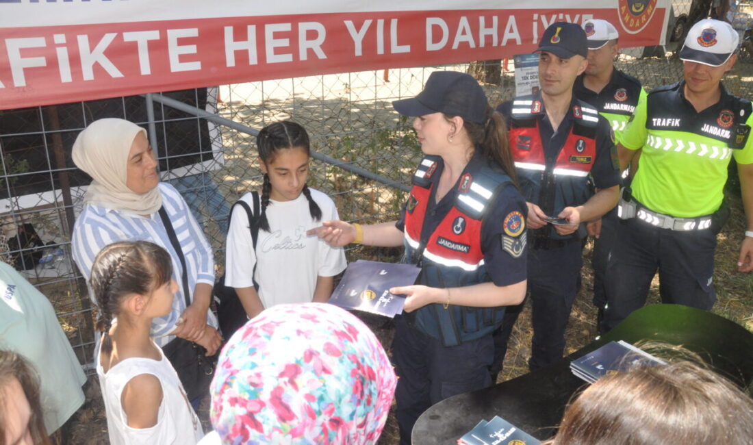 İzmir'in Ödemiş ilçesinde jandarma ekipleri, trafik kuralları ve Kadın Destek