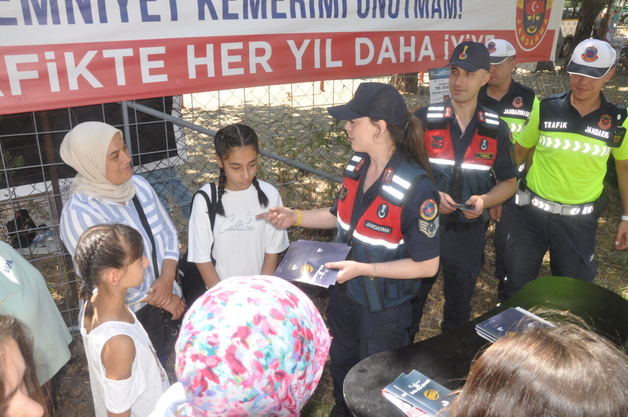 İzmir'in Ödemiş ilçesinde jandarma ekipleri, trafik kuralları ve Kadın Destek