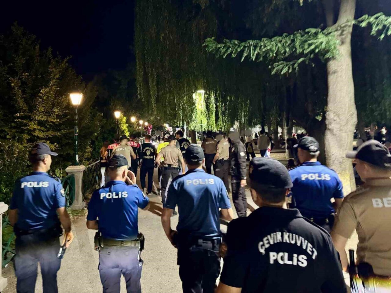 Eskişehir’de polis ekiplerince kentte bulunan tüm parklarda geniş kapsamlı bir