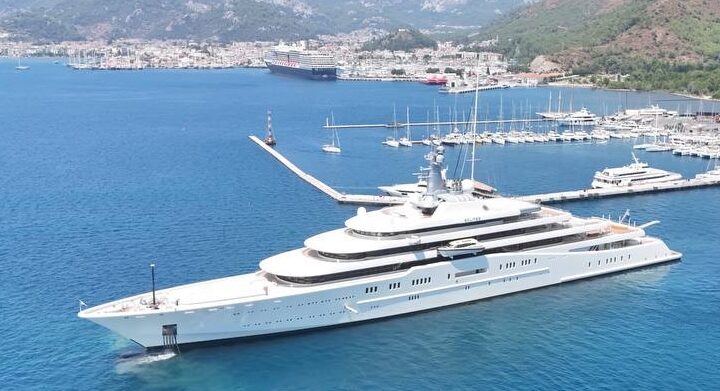 Muğla’nın Marmaris ilçesinde demirli bulunan Rus iş insanı Roman Abramoviç’in