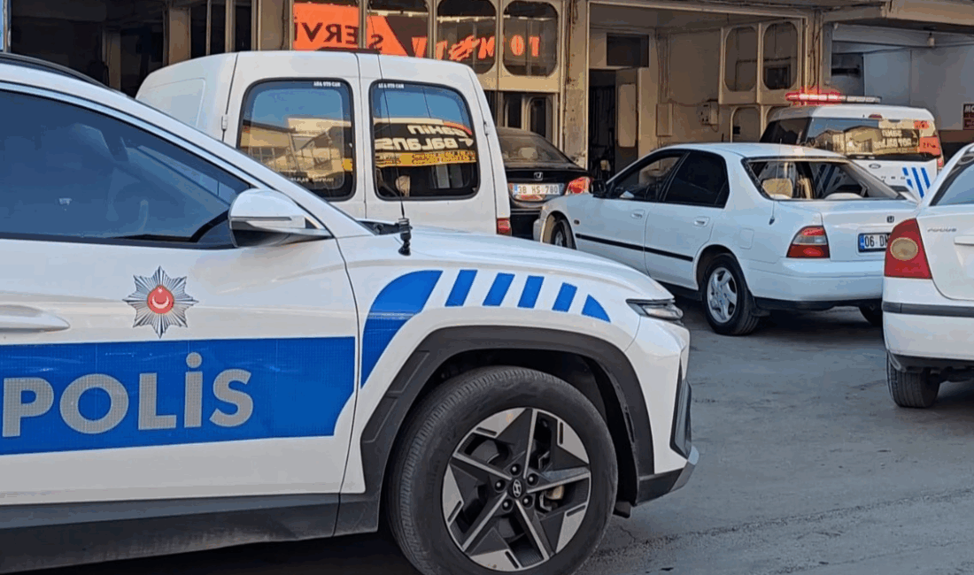 Kayseri'nin Kocasinan ilçesindeki bir oto tamir dükkanında, bir kalfanın elindeki