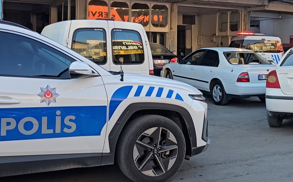 Kayseri'nin Kocasinan ilçesindeki bir oto tamir dükkanında, bir kalfanın elindeki