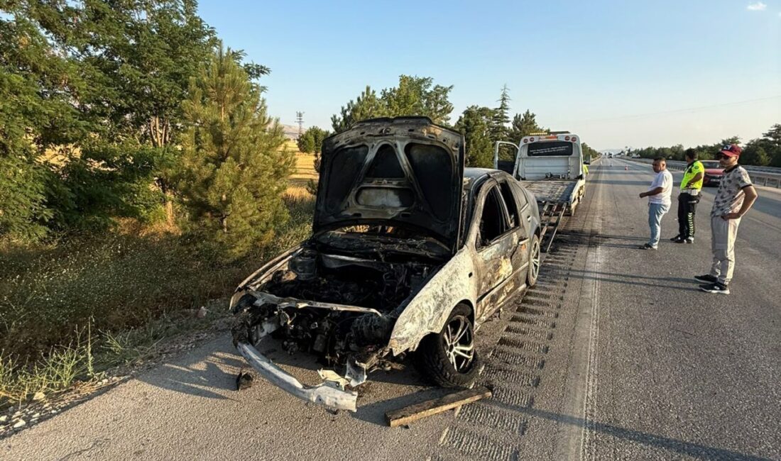 AFYONKARAHİSAR (AA) – Afyonkarahisar'ın Sandıklı ilçesinde seyir halindeyken yanan otomobil