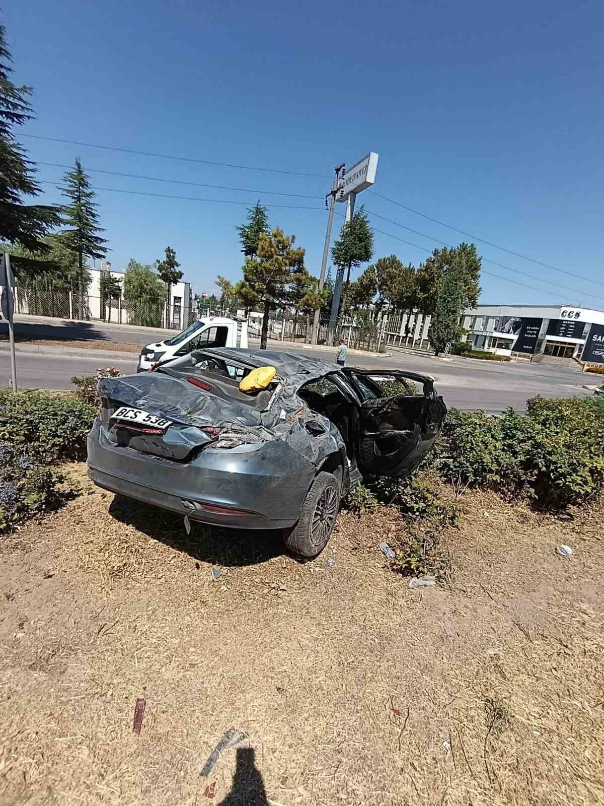 Eskişehir-Ankara karayolunda yaşanan kazada takla atan otomobilin içinde bulunan ve