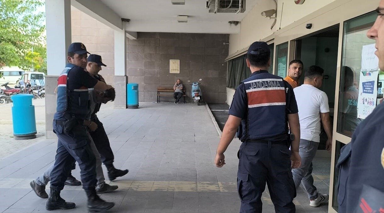 Afyonkarahisar’da telefonda tartıştığı kişiyi sokak ortasında tüfekle vuran şahıs tutuklanarak