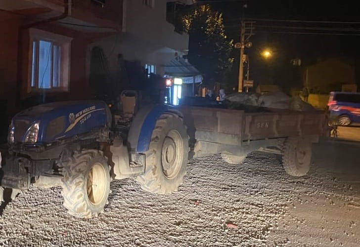 Bursa'nın İnegöl ilçesinde, babasının kullandığı traktörün aniden önüne çıkan 2