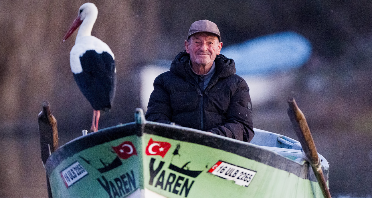 Bursa'nın Karacabey ilçesinde, balıkçı Adem Yılmaz ile kurduğu eşsiz dostlukla