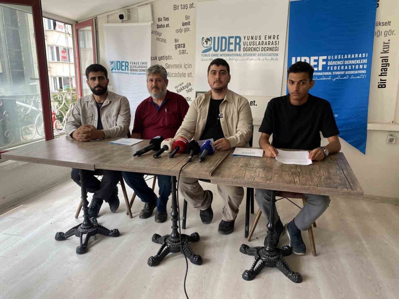 Eskişehir’de Millet Bahçesi’nde oturan Yemenli iki üniversite öğrencisi ve babaları,
