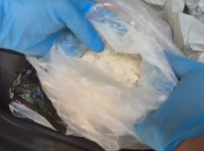 Eskişehir’de polis ekipleri tarafından bir araçta yapılan aramada 1 kilo