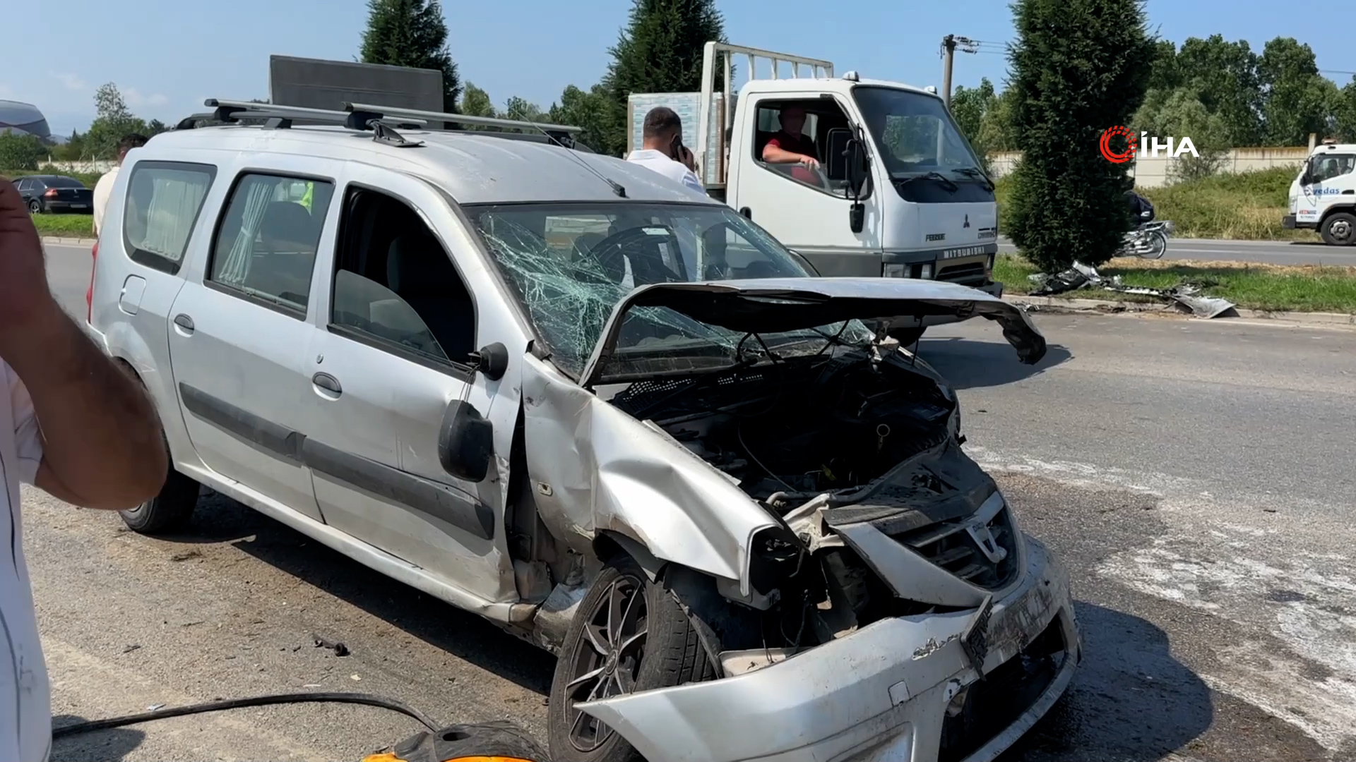 Samsun'un Tekkeköy ilçesinde meydana gelen ve üç otomobilin karıştığı zincirleme