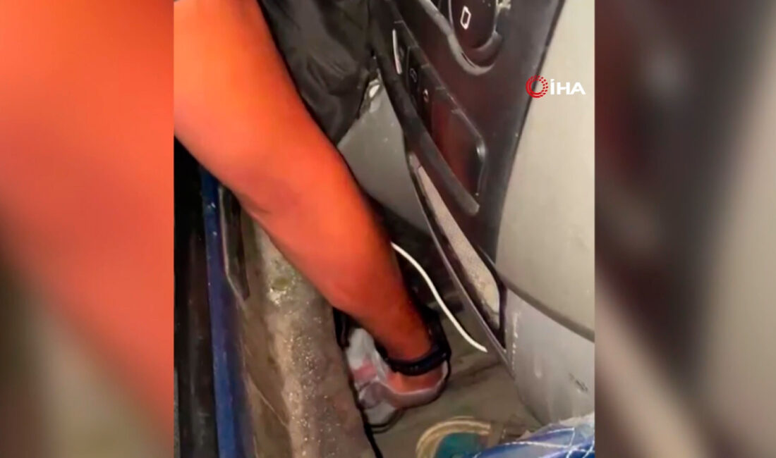 İstanbul'un Esenyurt ilçesinde, polis ekiplerinin şüphe üzerine durdurduğu bir yolcu