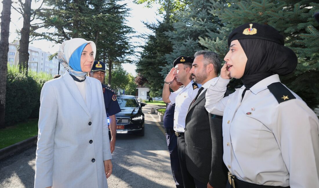 Afyonkarahisar Valisi Doç. Dr. Kübra Güran Yiğitbaşı, İl Jandarma Komutanlığı’nı