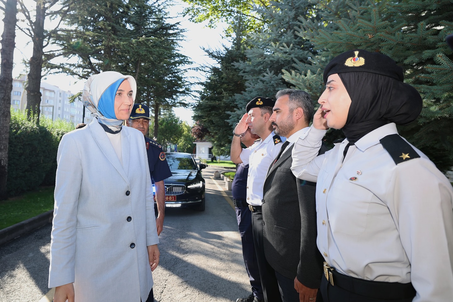 Afyonkarahisar Valisi Doç. Dr. Kübra Güran Yiğitbaşı, İl Jandarma Komutanlığı’nı