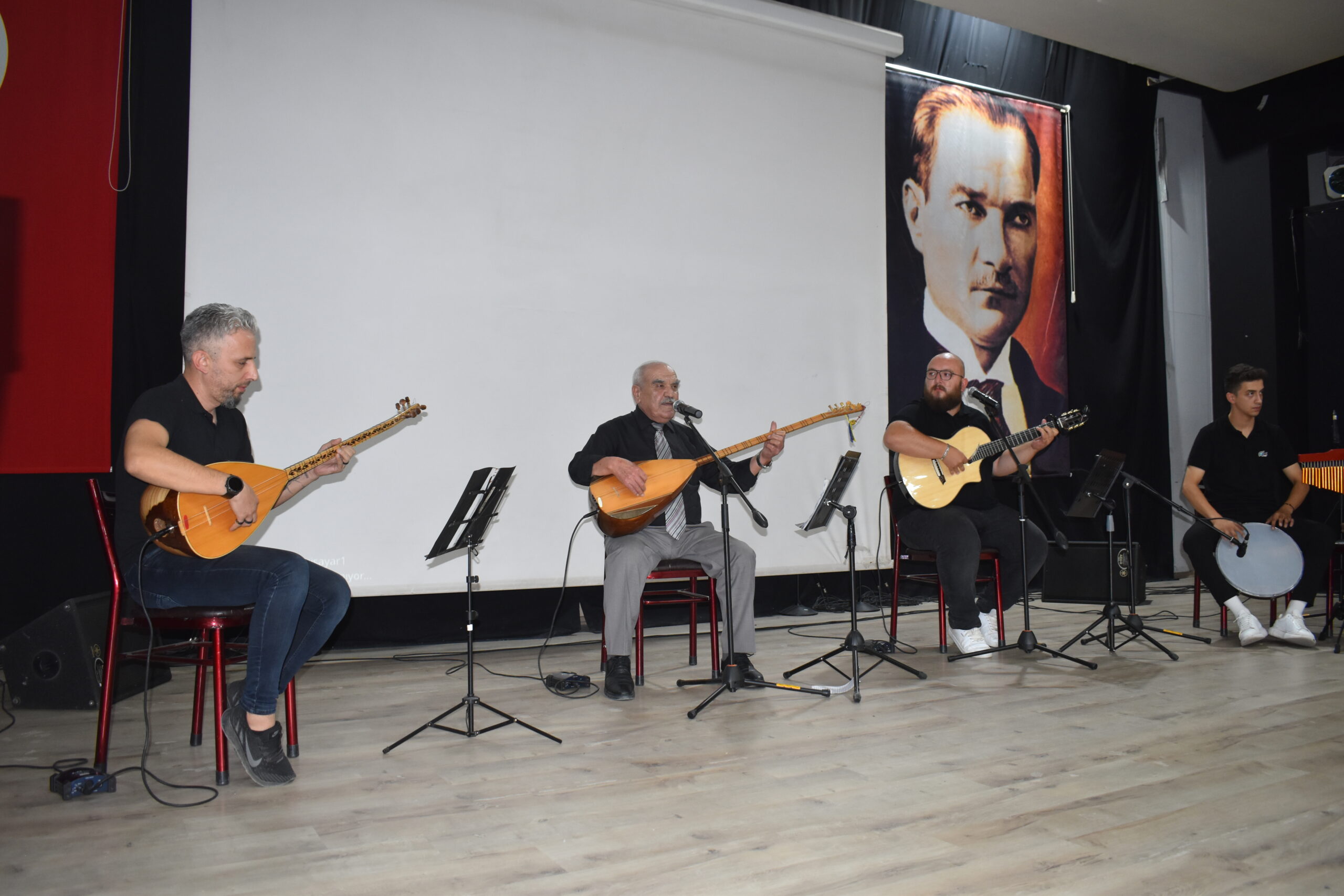 Tavşanlı Kültür Sarayı’nda düzenlenen toplantı öncesinde, Genel Başkan Nacar mehter