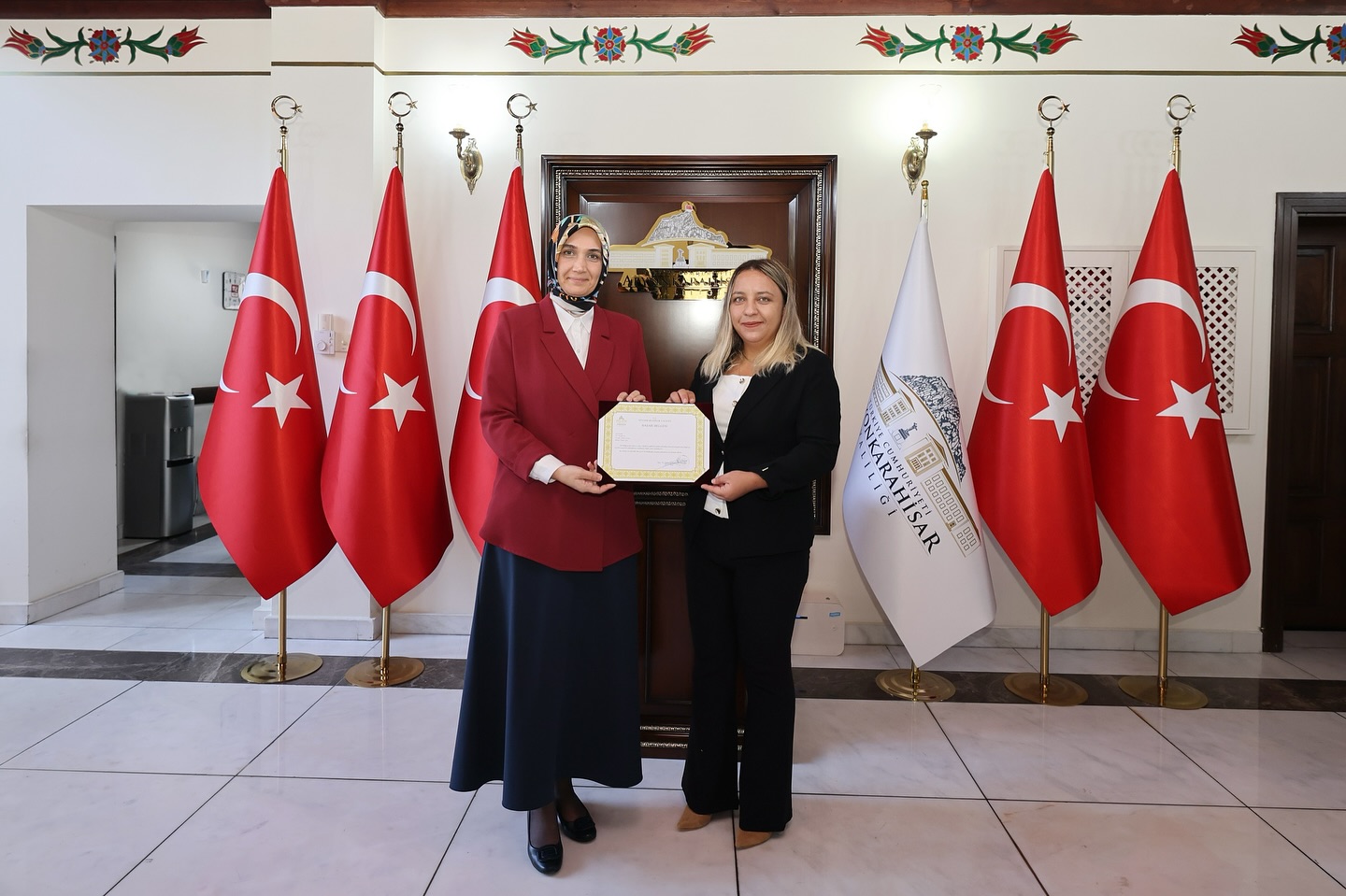 Afyonkarahisar Valisi Doç. Dr. Kübra Güran Yiğitbaşı, görevlerinde gösterdikleri özverili