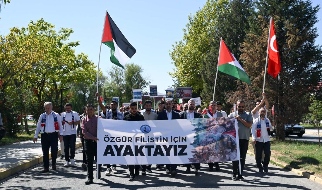 Afyon Kocatepe Üniversitesi (AKÜ) akademik ve idari personeli ile öğrencileri,