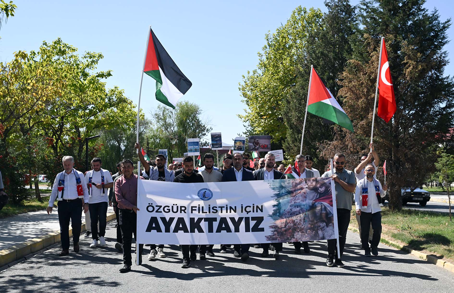 Afyon Kocatepe Üniversitesi (AKÜ) akademik ve idari personeli ile öğrencileri,