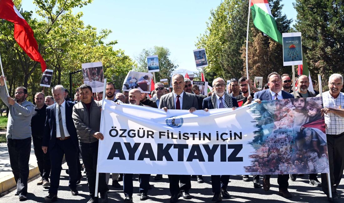 Afyon Kocatepe Üniversitesi (AKÜ) akademik ve idari personeli ile öğrencileri,