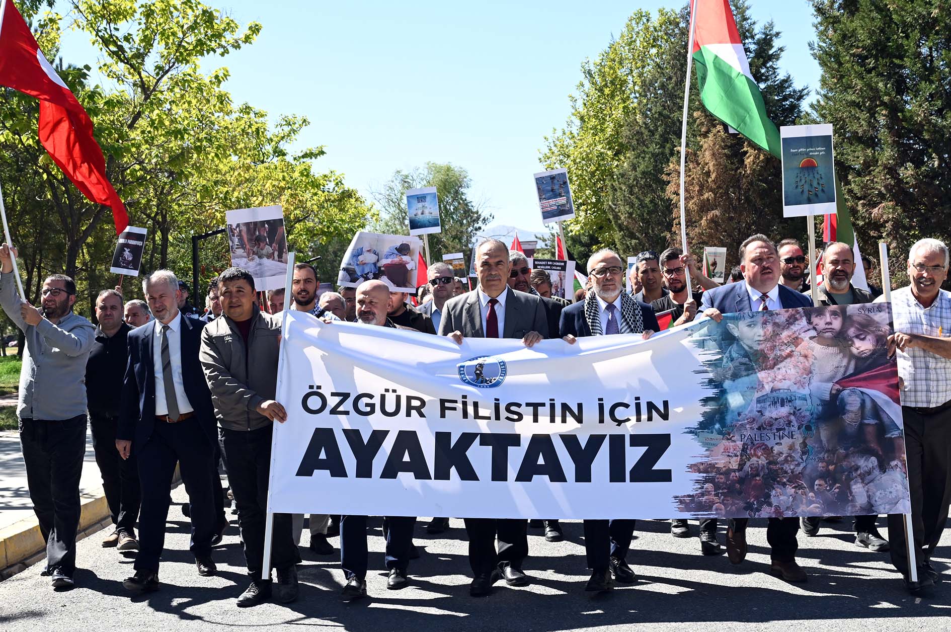 Afyon Kocatepe Üniversitesi (AKÜ) akademik ve idari personeli ile öğrencileri,
