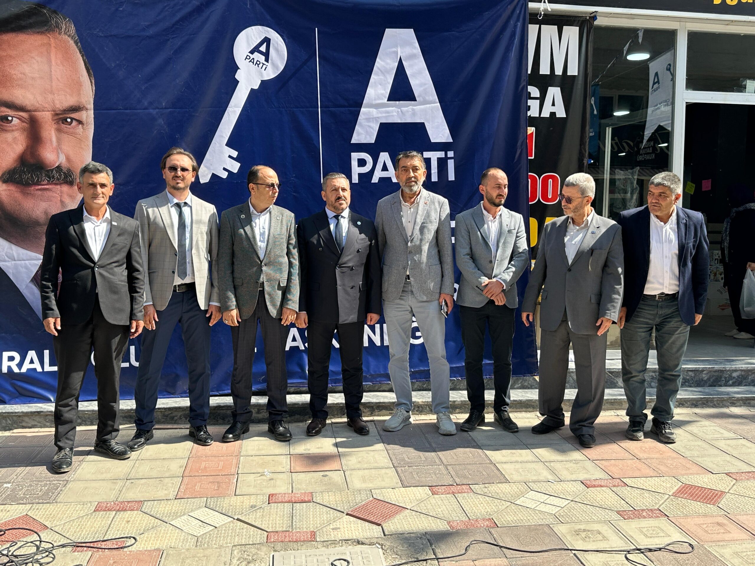 Anahtar Partisi Afyonkarahisar İl Başkanlığı’nda düzenlenen törenle partiye yeni katılan