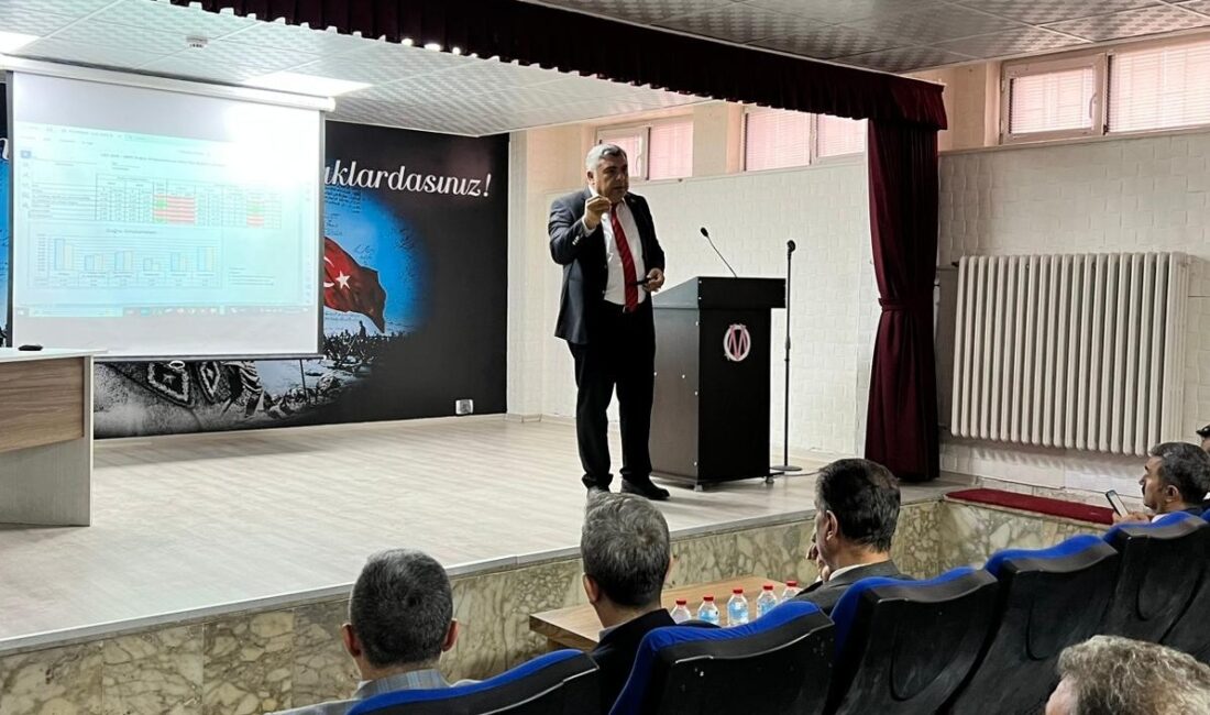 Afyonkarahisar İl Milli Eğitim Müdürü Miraç Sünnetci, İscehisar ilçesinde bir