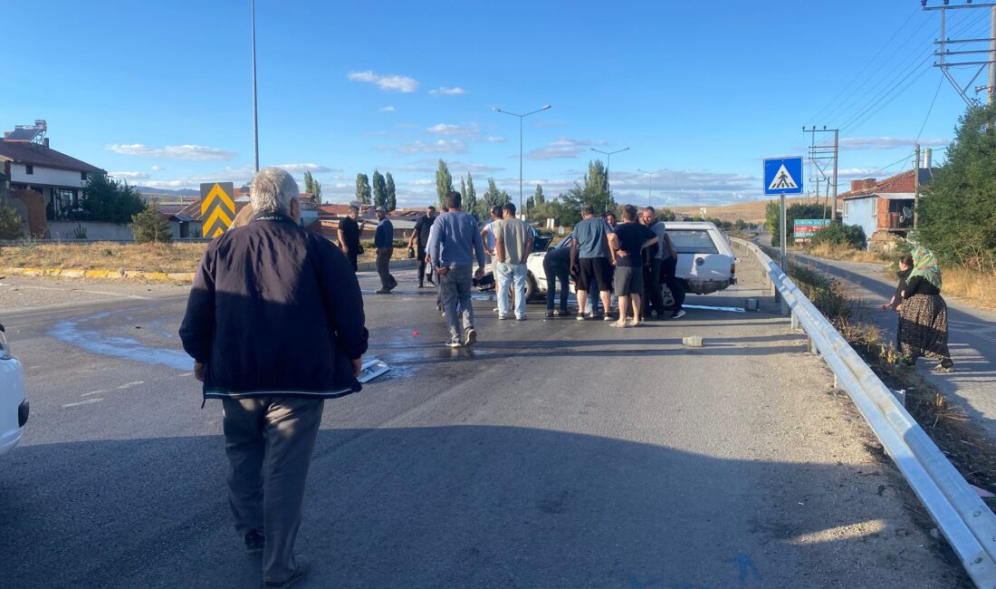 Afyonkarahisar-Antalya yolu üzerindeki Akören kasabasında büyük bir trafik kazası yaşandı.