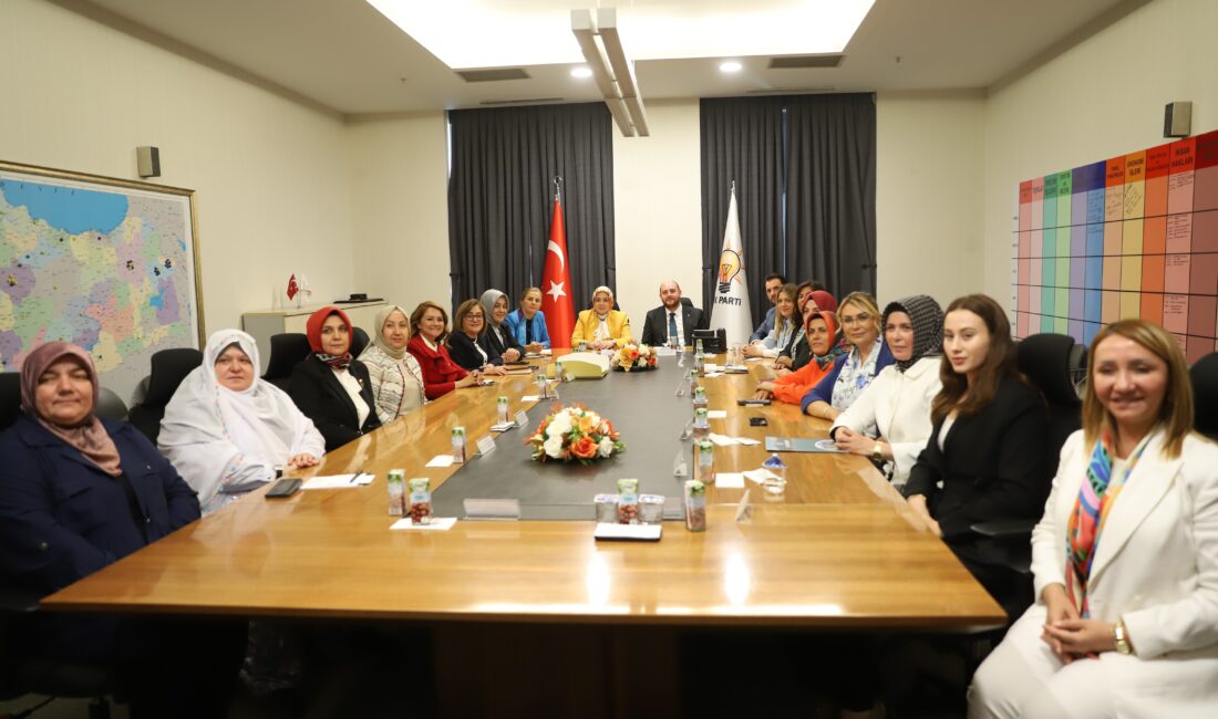 AK Partili iki başkan da toplantıya katıldı AK Parti Genel Merkez Kadın Kolları Başkanı Tuğba Işık Ercan,