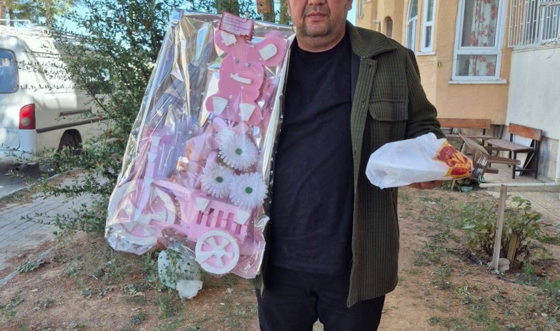 Afyonkarahisar'ın Bolvadin ilçesinde mahalle muhtarı mahallesinde yeni doğan çocukların ailelerini