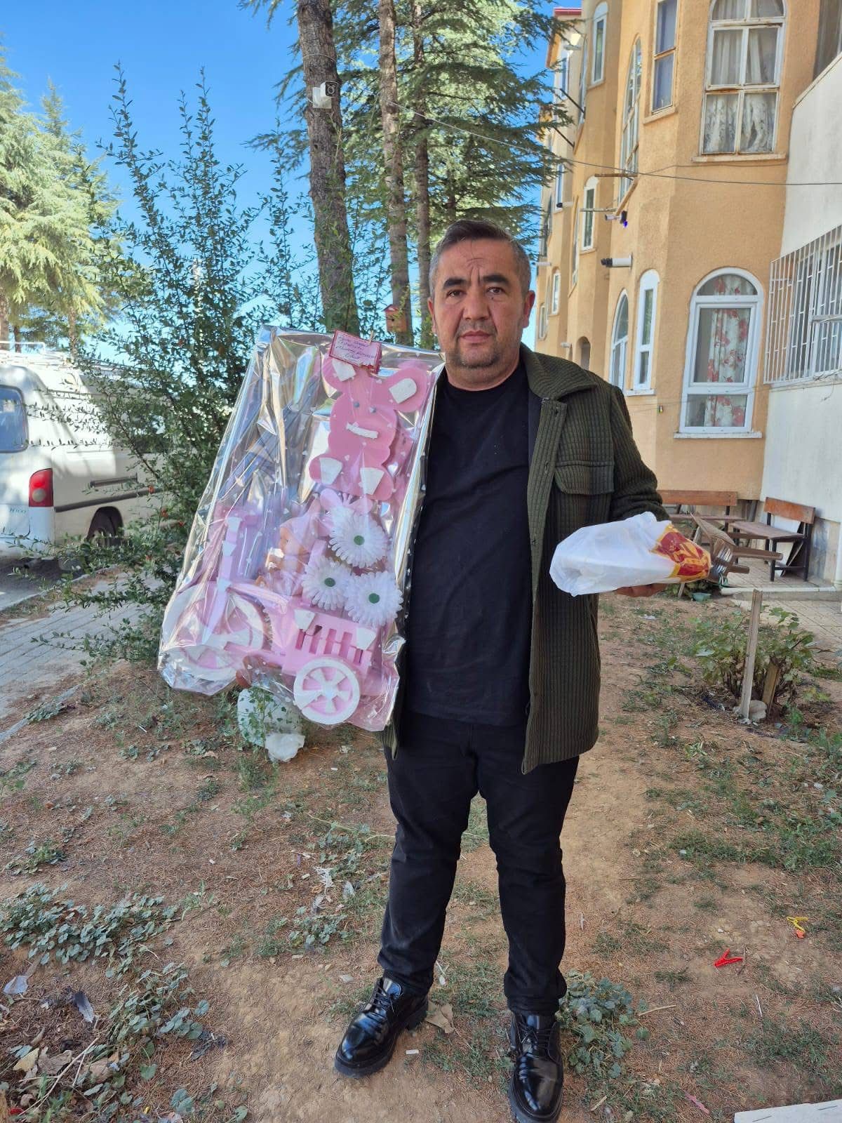 Afyonkarahisar'ın Bolvadin ilçesinde mahalle muhtarı mahallesinde yeni doğan çocukların ailelerini