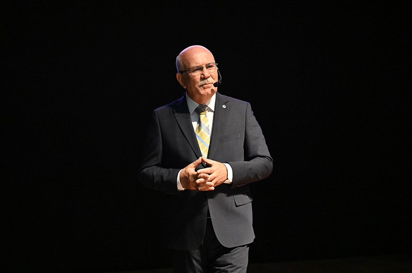 Uşak Üniversitesi Rektörü Prof. Dr. Ekrem Savaş, üniversiteye yeni kayıt