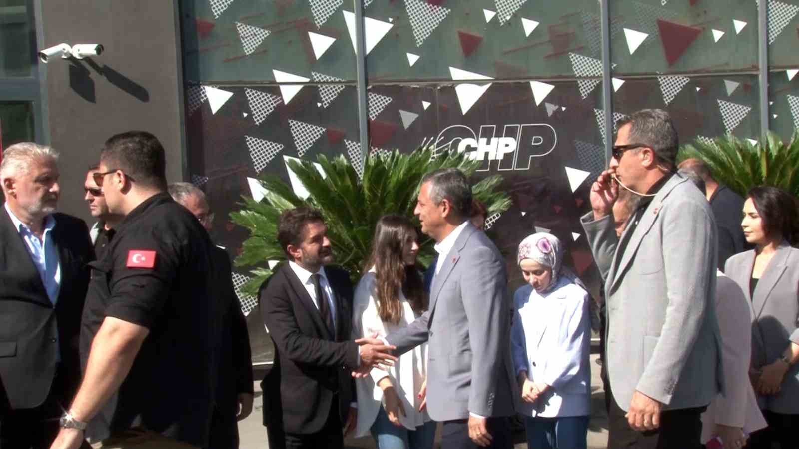 CHP Genel Başkanı Özgür Özel, parti binasında açıklamalarda bulunarak Merkez