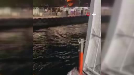 Üsküdar açıklarında akşam saatlerinde kıyıya yanaşmakta olan yolcu vapuru ile