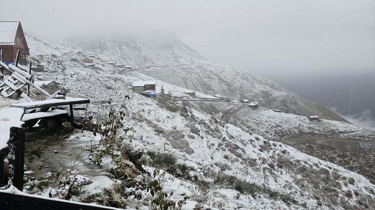 Bitlis’in Adilcevaz ilçesinde bulunan 4058 metre yüksekliğindeki Süphan Dağı, yağan