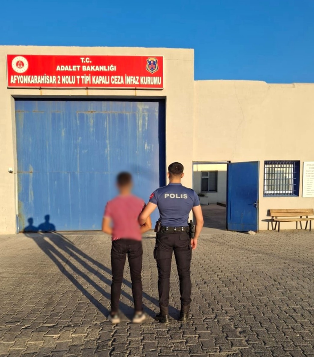 Afyonkarahisar İl Emniyet Müdürlüğü ekipleri, aranan şahıslara yönelik yürüttükleri çalışmalar