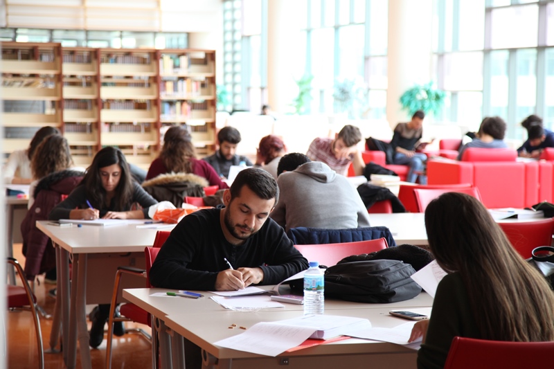 Uşak Üniversitesi Prof. Dr. Fuat Sezgin Kütüphanesi öğrencilerine sunduğu imkanları