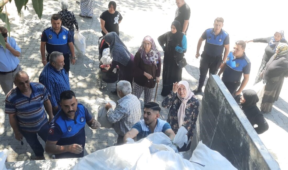 
Afyonkarahisar’ın Dinar vatandaşlara ücretsiz olarak yaklaşık 30 ton patates dağıtıldı.