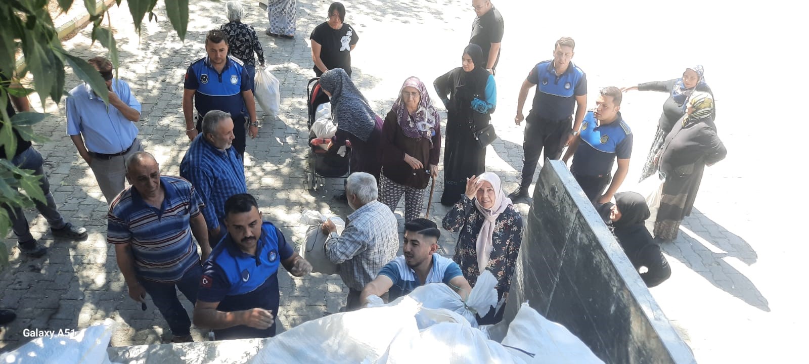
Afyonkarahisar’ın Dinar vatandaşlara ücretsiz olarak yaklaşık 30 ton patates dağıtıldı.