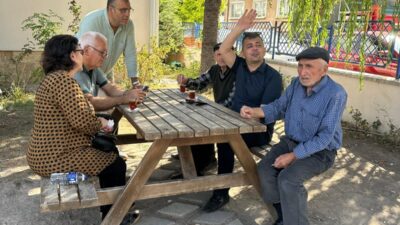 Emirdağ Belediye Başkanı Serkan Koyuncu, haftanın ilk mesaisine Belediye bahçesinde