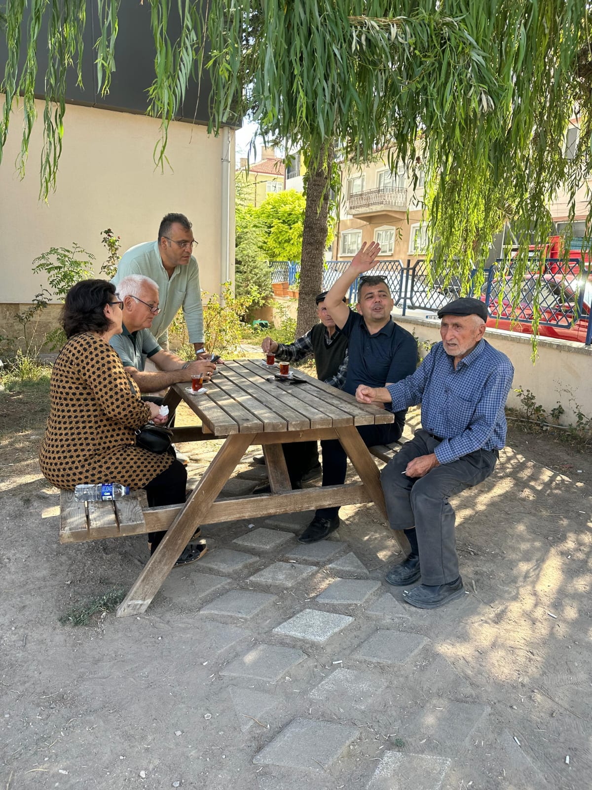 Emirdağ Belediye Başkanı Serkan Koyuncu, haftanın ilk mesaisine Belediye bahçesinde